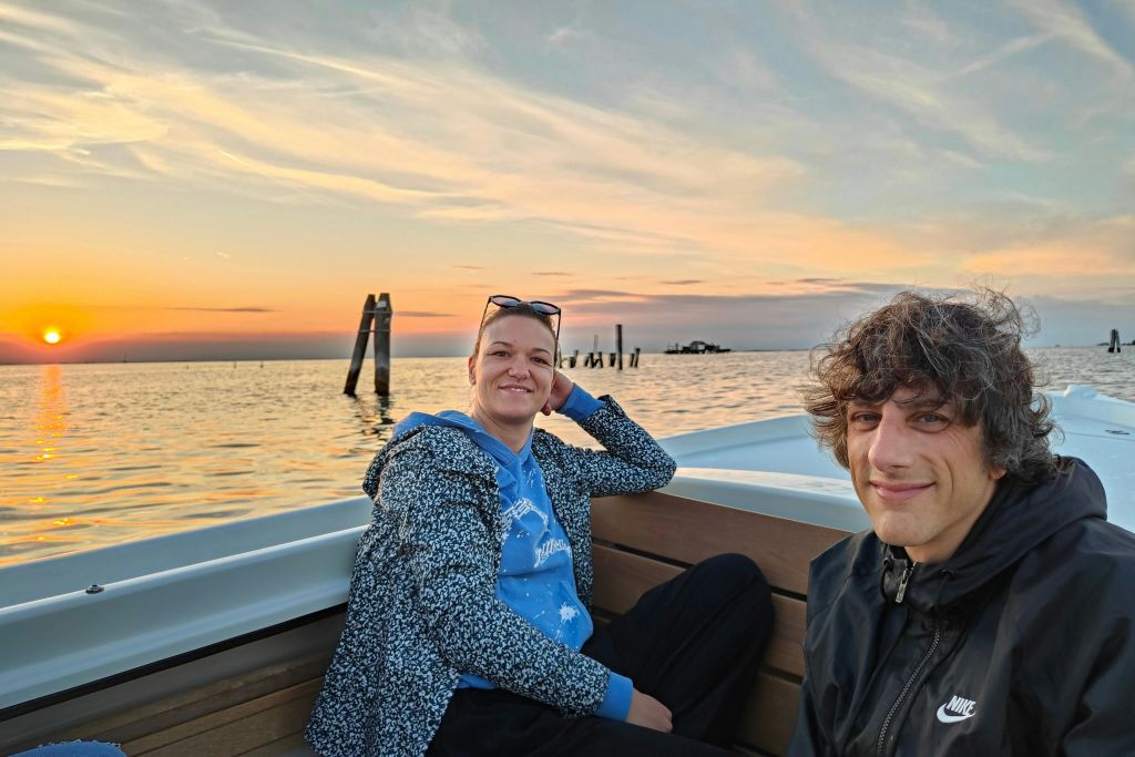 아름다운 석양을 배경으로 즐기는 보트 투어