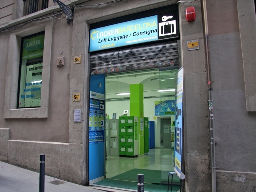 남겨진 수하물 서비스를 제공하는 "Locker Barcelona" 라는 이름의 매장 입구. 내부의 눈에 띄는 사물함은 녹색이며 내부는 밝게 빛납니다.