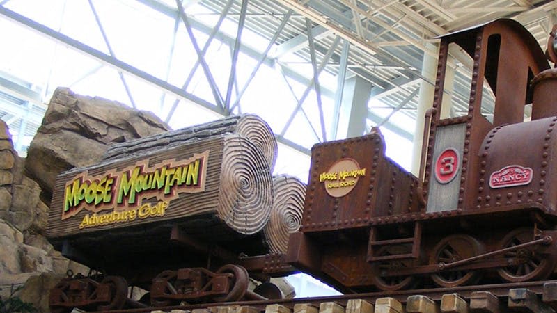 '무스 마운틴' 과 '무스 마운틴 샤인 로드' 라고 쓰인 간판과 로그 테마 장식으로 실내 놀이기구를 즐겨보세요.