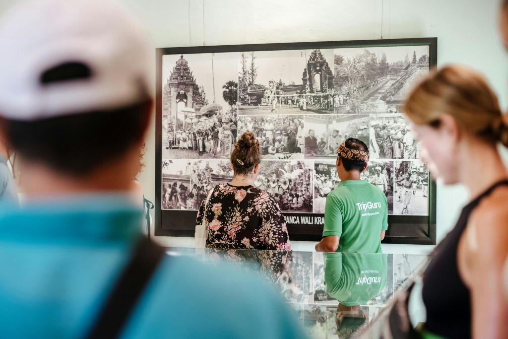 영어를 구사하는 가이드에게 발리의 유명한 사원에 대해 배우기