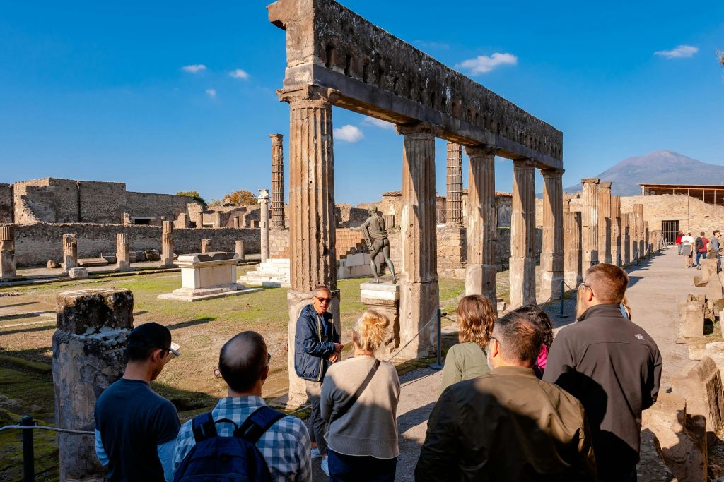 전문 가이드와 함께 폼페이의 고대 경이로움을 감상하세요.