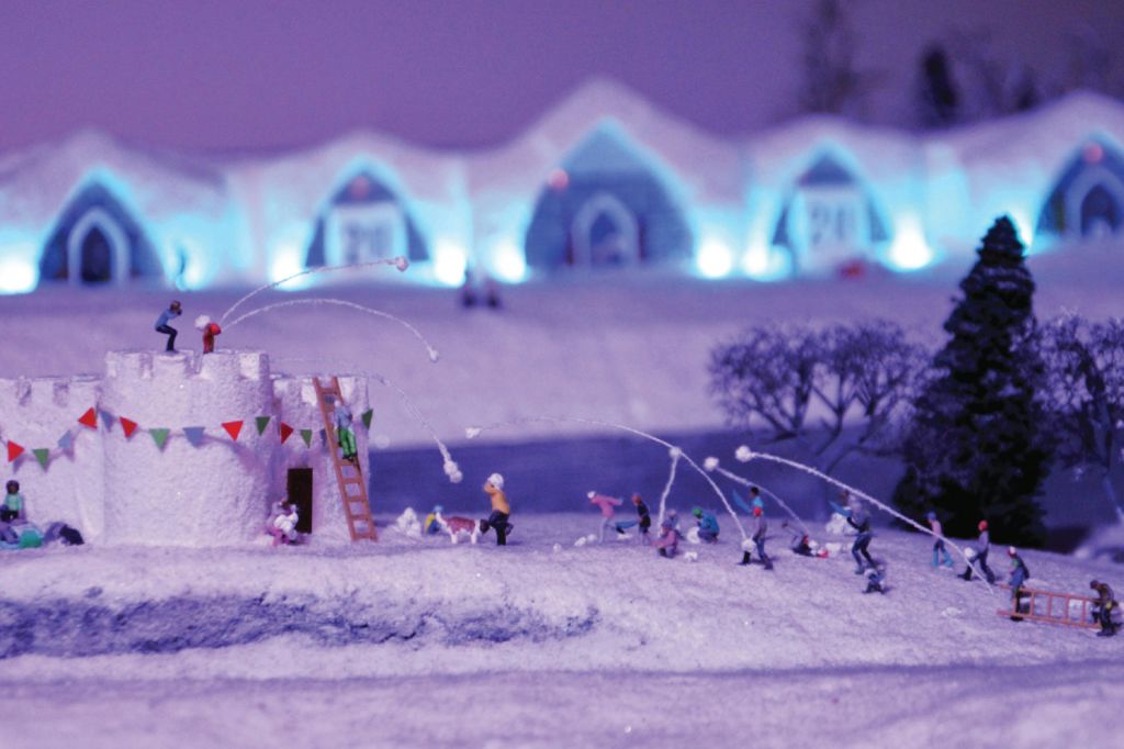 쁘띠 퀘벡의 미니어처 아이스 호텔에서 눈싸움을 하는 미니어처 피규어