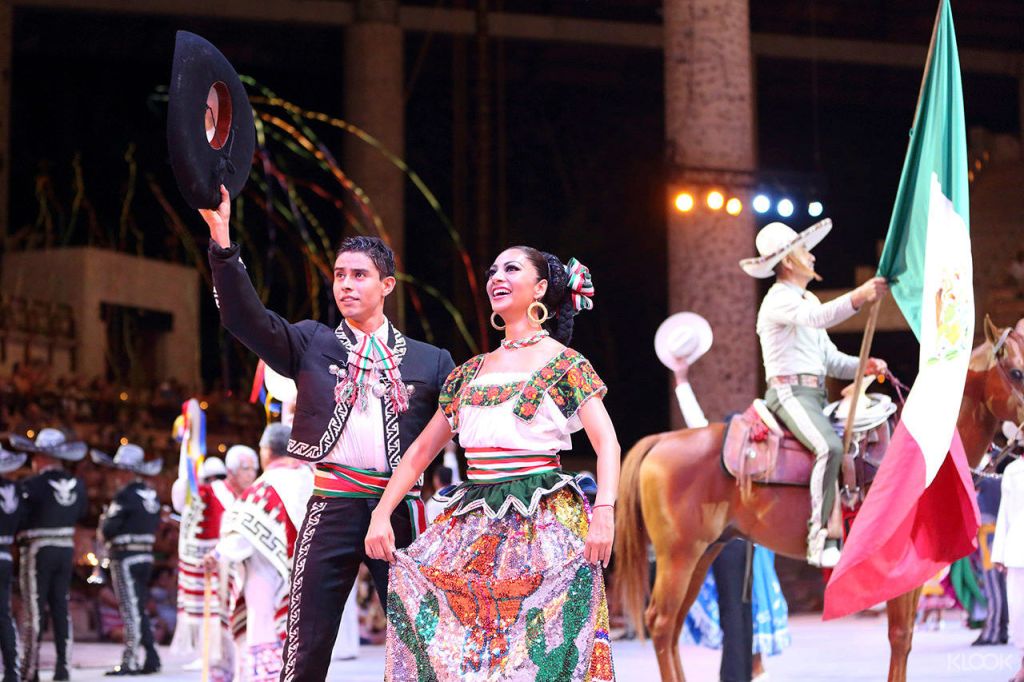 Xcaret Mexico Espectacular 쇼에서 춤을 추며 멕시코 문화에 깊이 빠져보세요.