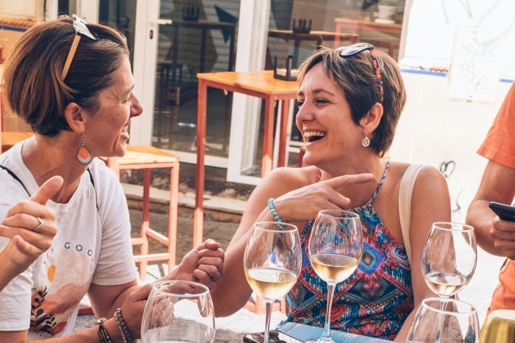 Laughs around some tapas