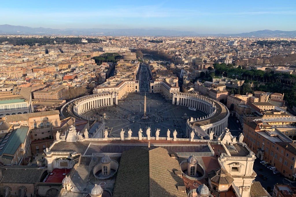 콜로네이드, 중앙 오벨리스크, 주변 도시 풍경이 있는 바티칸 시국의 성 베드로 광장 (St. Peter's Square) 의 공중 전망.