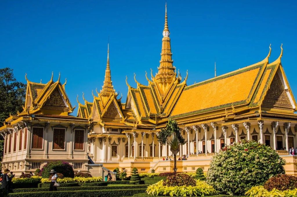 베스파를 타고 프놈펜 시내를 둘러보세요.