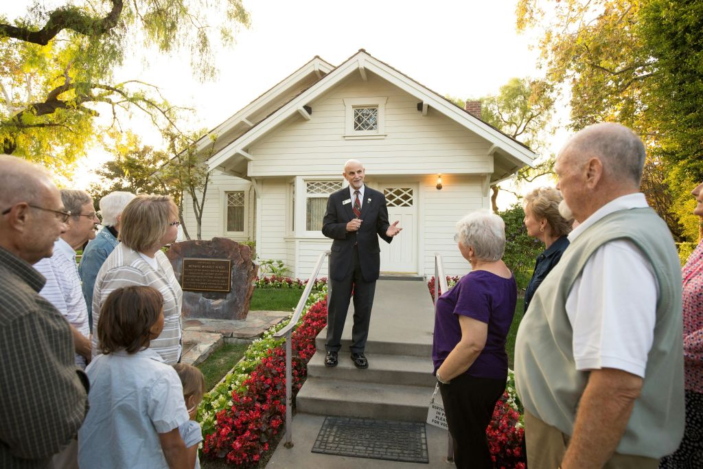 친절한 강사가 캠퍼스 곳곳에 흩어져 게스트를 맞이하고 이야기를 나눕니다.
