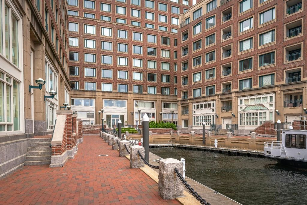 보스턴의 로우스 워프 (Rowes Wharf) 주변에는 조용한 산책로가 있습니다.