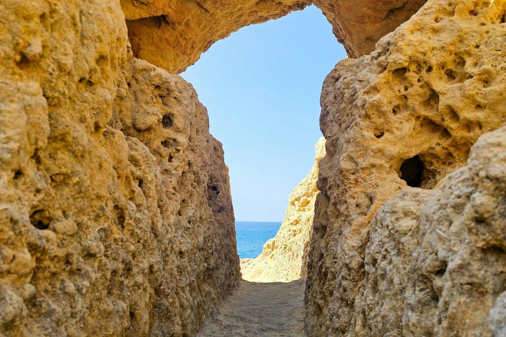 알가르브 뷰티 (Algarve Beauties) 와 함께 알가르 세코 (Algar Seco) 의 비밀 통로를 탐험해 보세요.