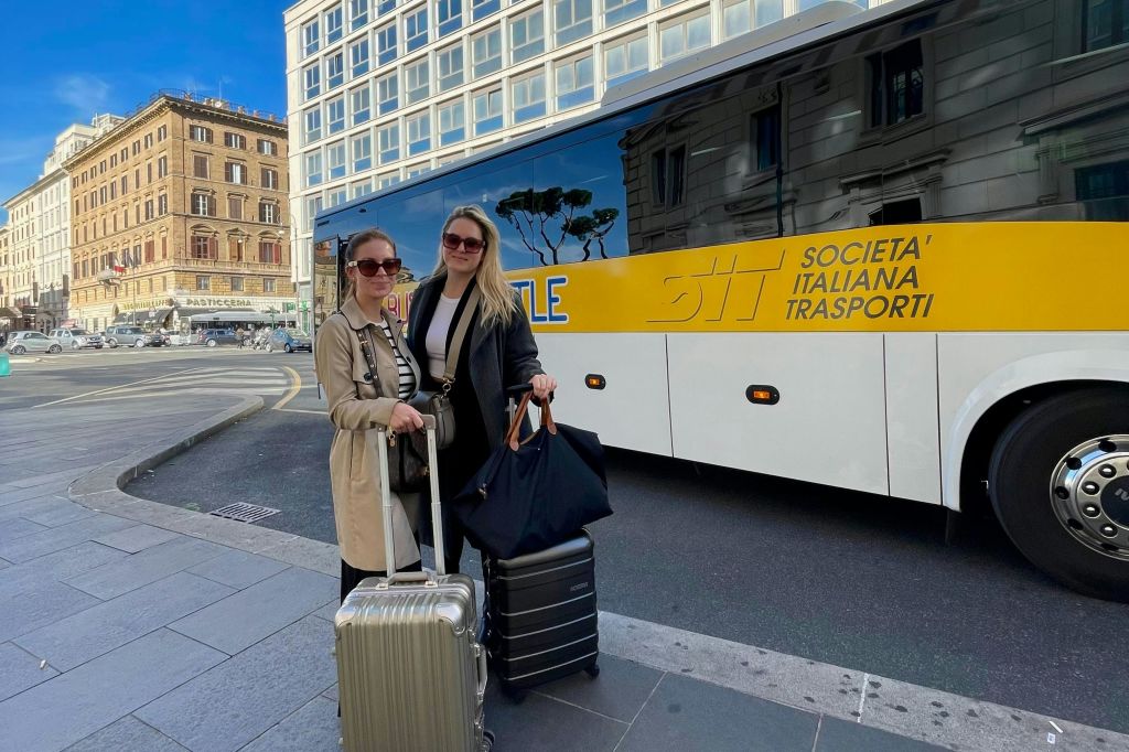 비아 마르살라의 테르미니 버스 정류장은 호텔 로열 산티나 맞은편에 있습니다.