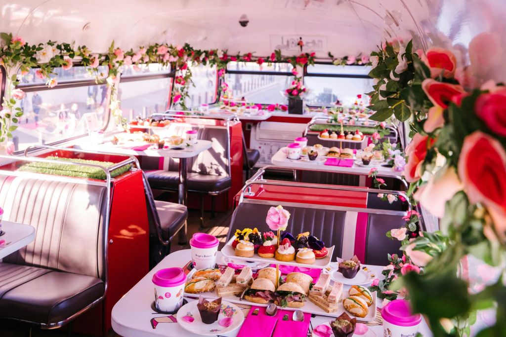 꽃꽂이와 테이블로 꾸며진 버스 내부에는 애프터눈 티를 즐길 수 있는 차, 페이스트리, 샌드위치가 마련되어 있습니다.