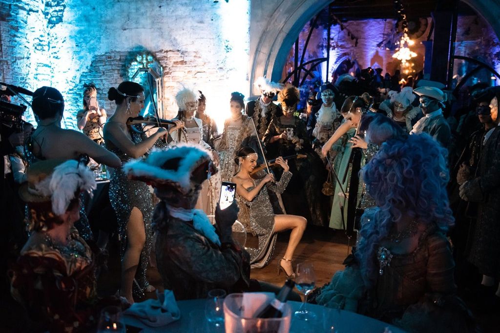 우리 무도회 "유리 슬리퍼" 의 갈라 디너 중 예술 공연