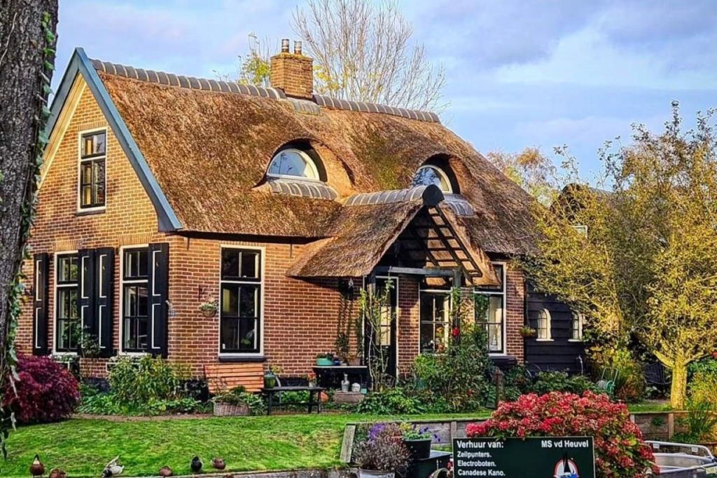 가이드는 보트 타기와 산책 모두에서 사진을 찍을 수 있는 최고의 장소로 유명한 '도그 하우스' 를 지적했습니다.