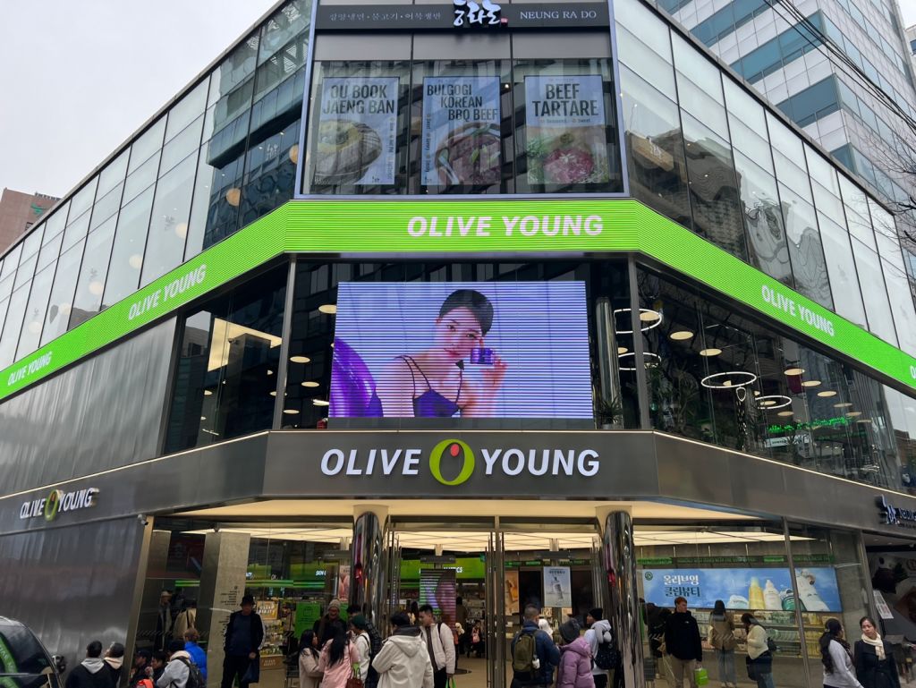 OLIVE YOUNG 明洞フラッグシップストア Thumbnail 1