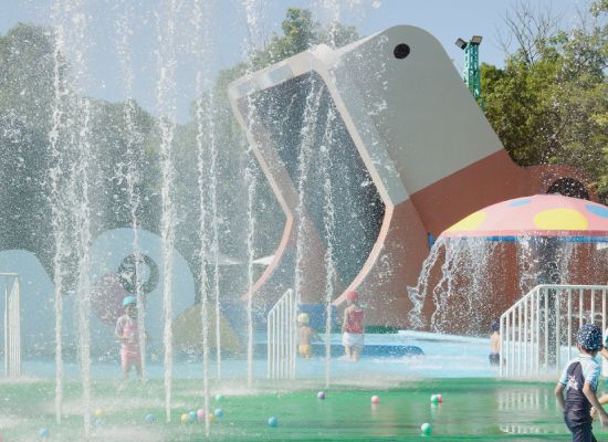 가족과 함께 즐길 수 있는 얕은 수역과 물분사 스테이지