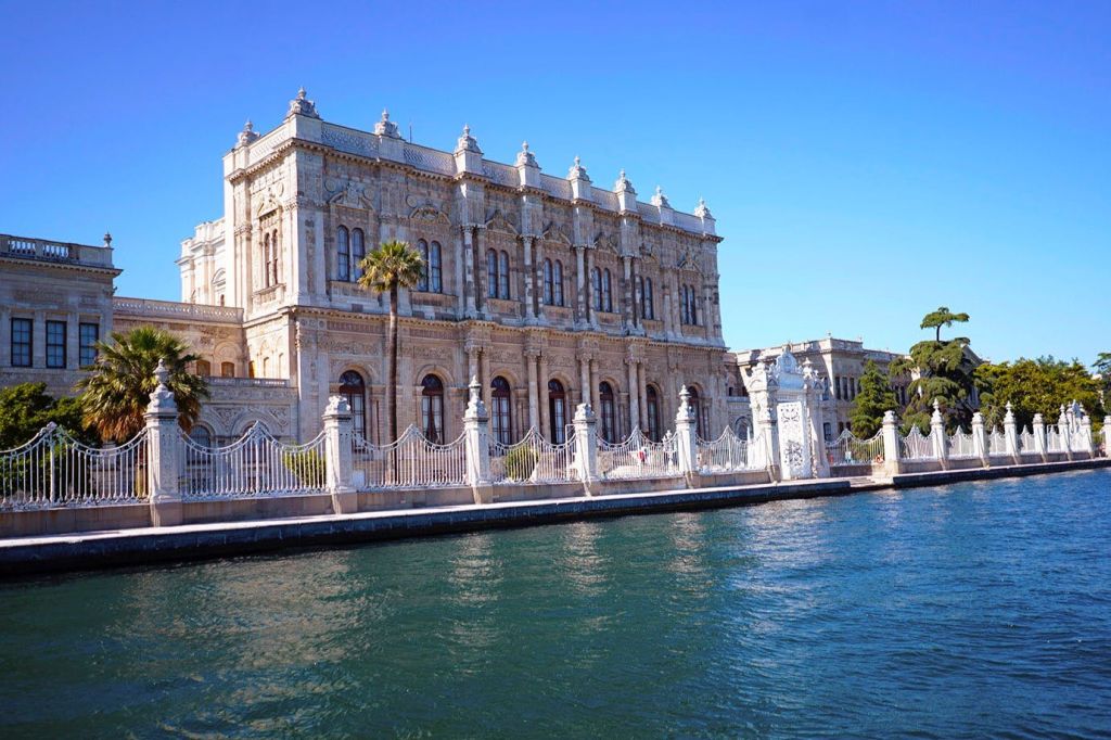 돌마바흐체 궁전은 투어에서 가장 멋진 랜드마크 중 하나입니다.