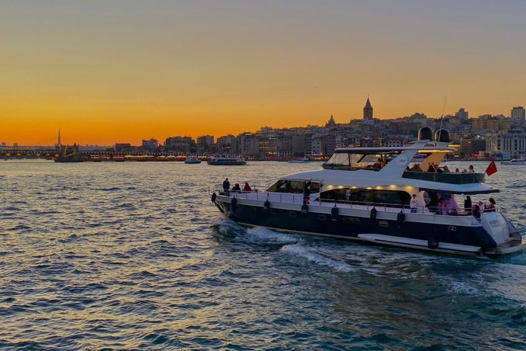 보스포루스의 석양을 감상하는 럭셔리 요트 크루즈 투어