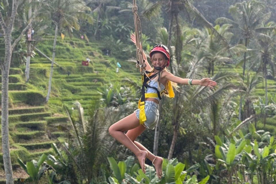 아이들은 공급업체의 짚라인에서 놀 수도 있습니다.