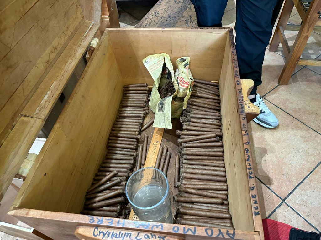 리틀 아바나에서 즐기는 시가