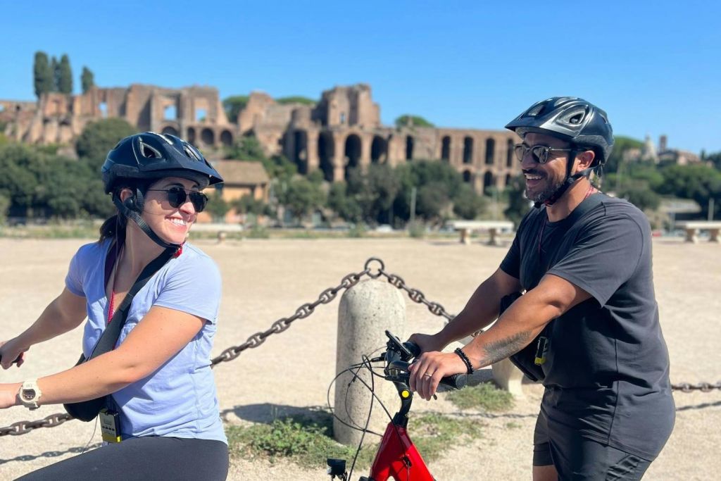 고대 유적과 맑고 푸른 하늘을 배경으로 자전거에 앉아 헬멧과 선글라스를 착용한 여성