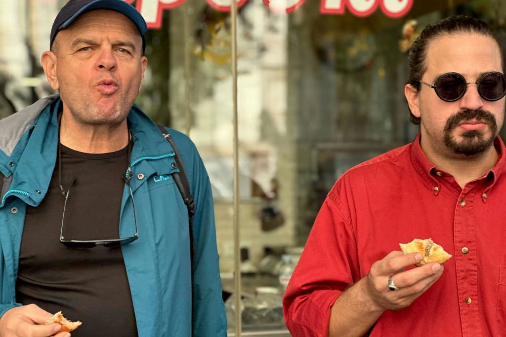 간식을 먹는 두 남자