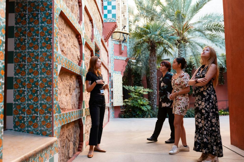 가이드가 알려주는 카사 비센스 정원 이야기