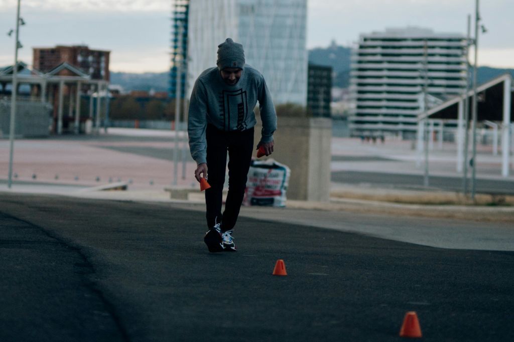 서핑 스케이트를 탄 사람