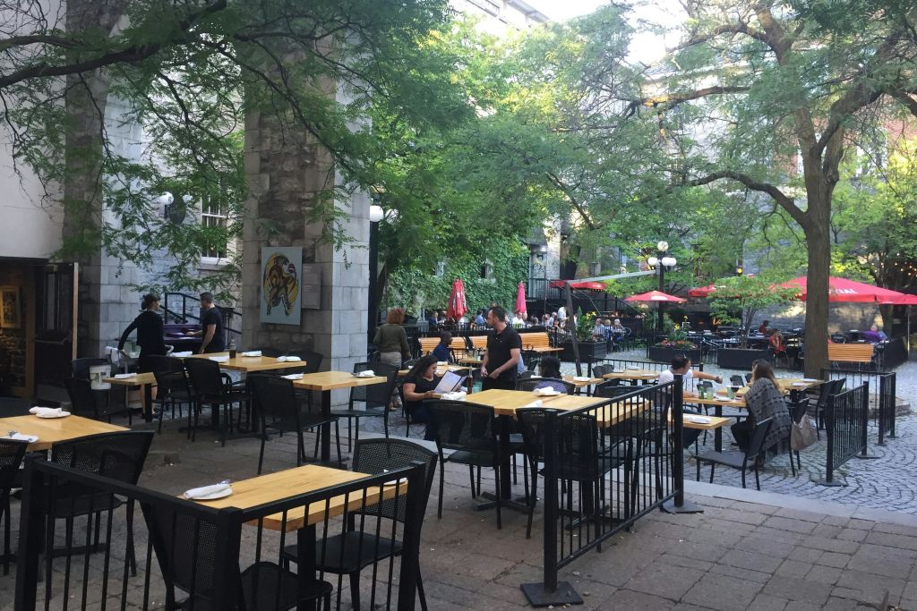 바이워드 마켓의 클라렌든 코트야드 레스토랑