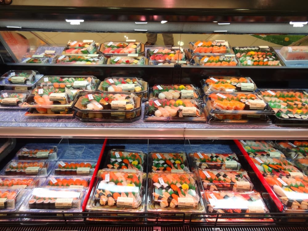 삼각김밥과 스시 같은 즉석식품을 구입할 수 있는 곳