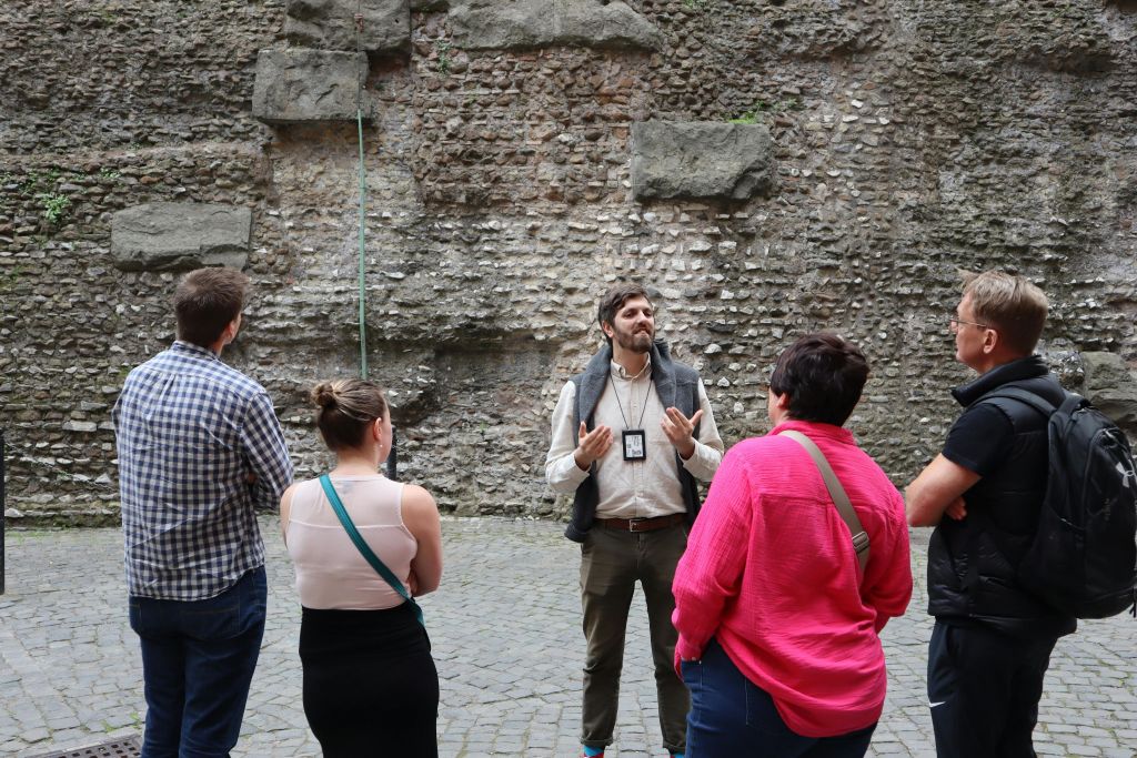 열정적인 가이드와 함께하는 투어