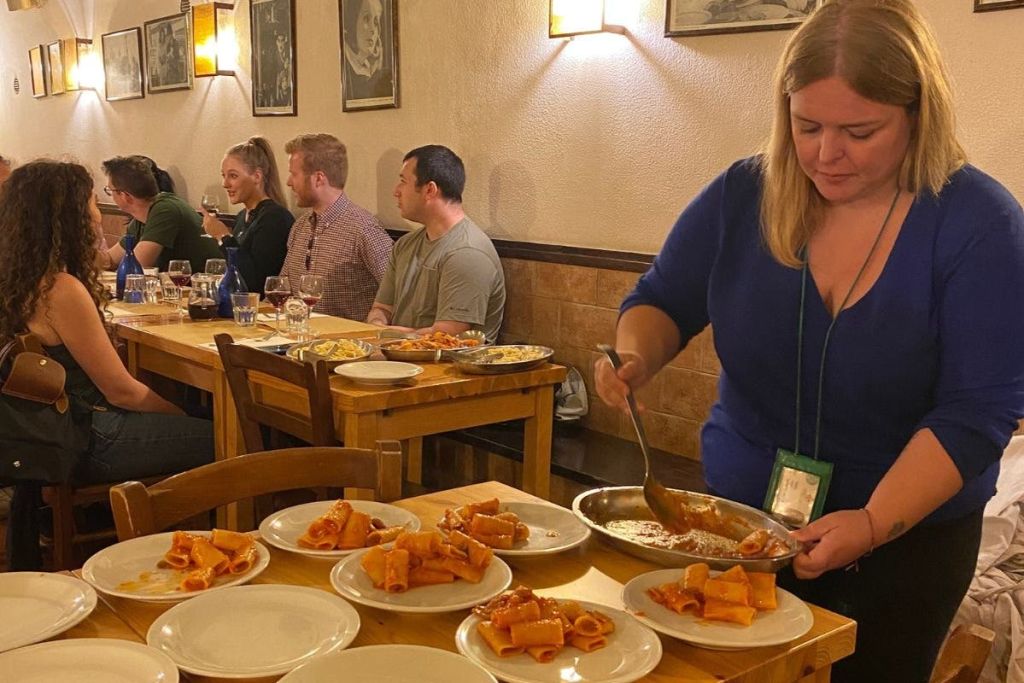 트라스테베레에서 맛보는 파스타는 맛있습니다. 물론 와인과 함께 카시오 에 페페, 아마트리치아나 카르보나라 등 최고입니다.