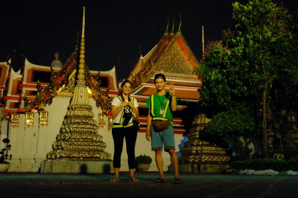 아름다운 조명을 받은 유명한 수면 도시 랜드마크의 신비로운 아름다움을 감상하고 태국 문화에 대해 알아보세요.