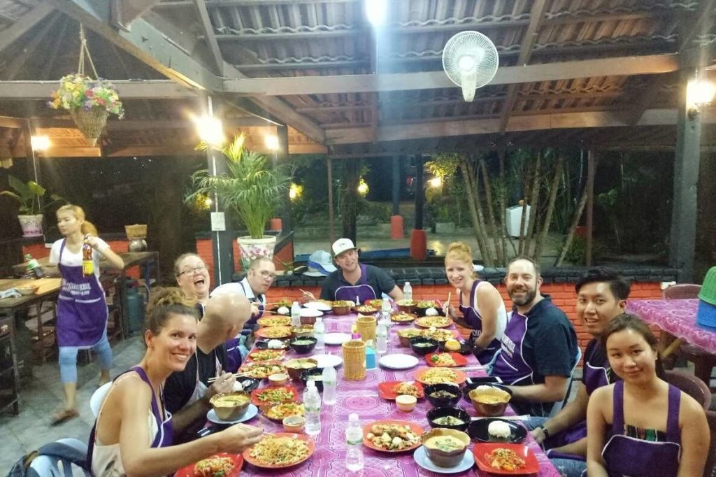 수업 중에 친구나 가족과 함께 요리의 즐거움을 나누세요.