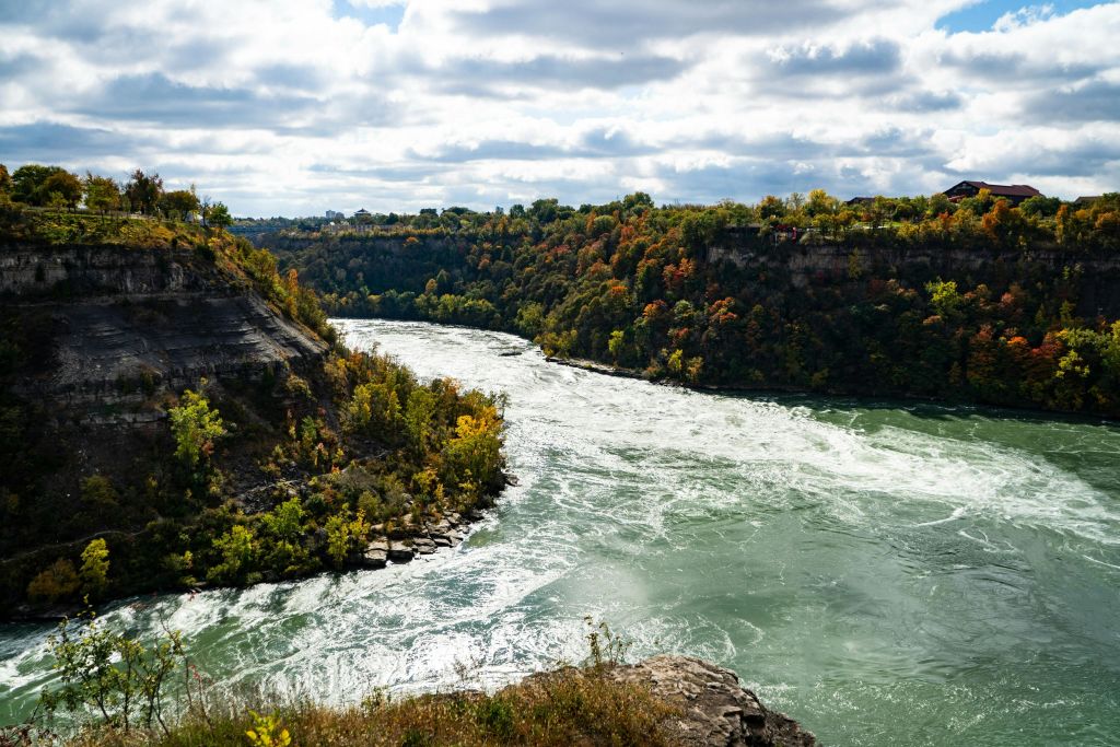 강력한 소용돌이 급류