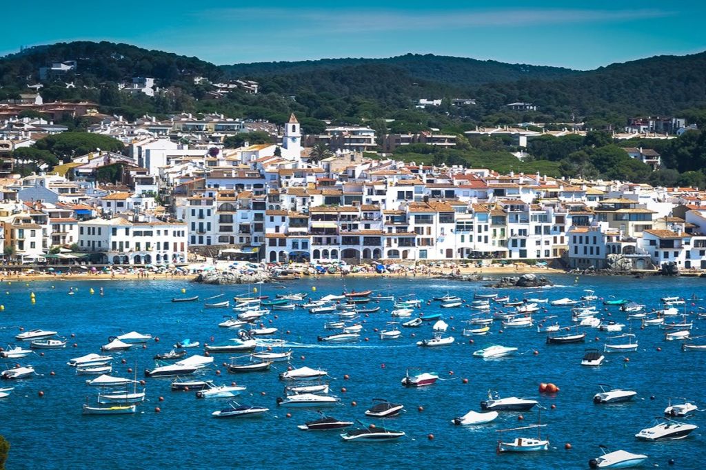 지로나와 코스타 브라바 투어에는 해변에 전통 레스토랑이 많이 줄지어 있습니다.