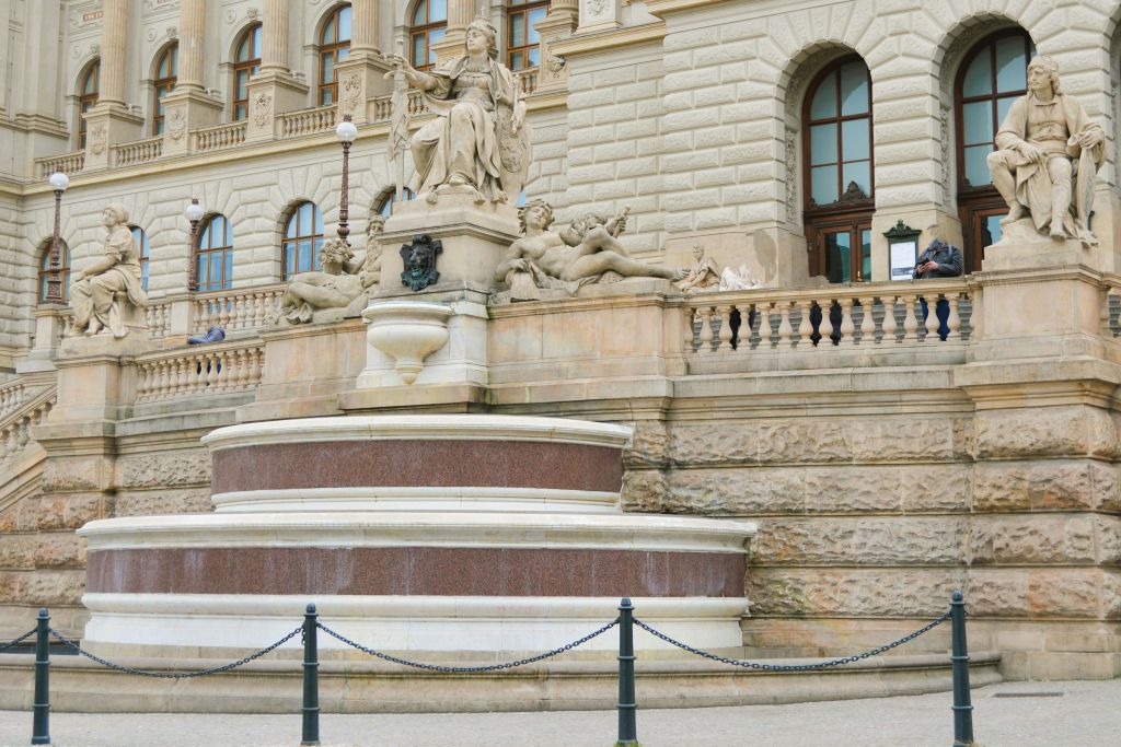 국립박물관 앞에 있는 조각상의 의미를 알아보세요.