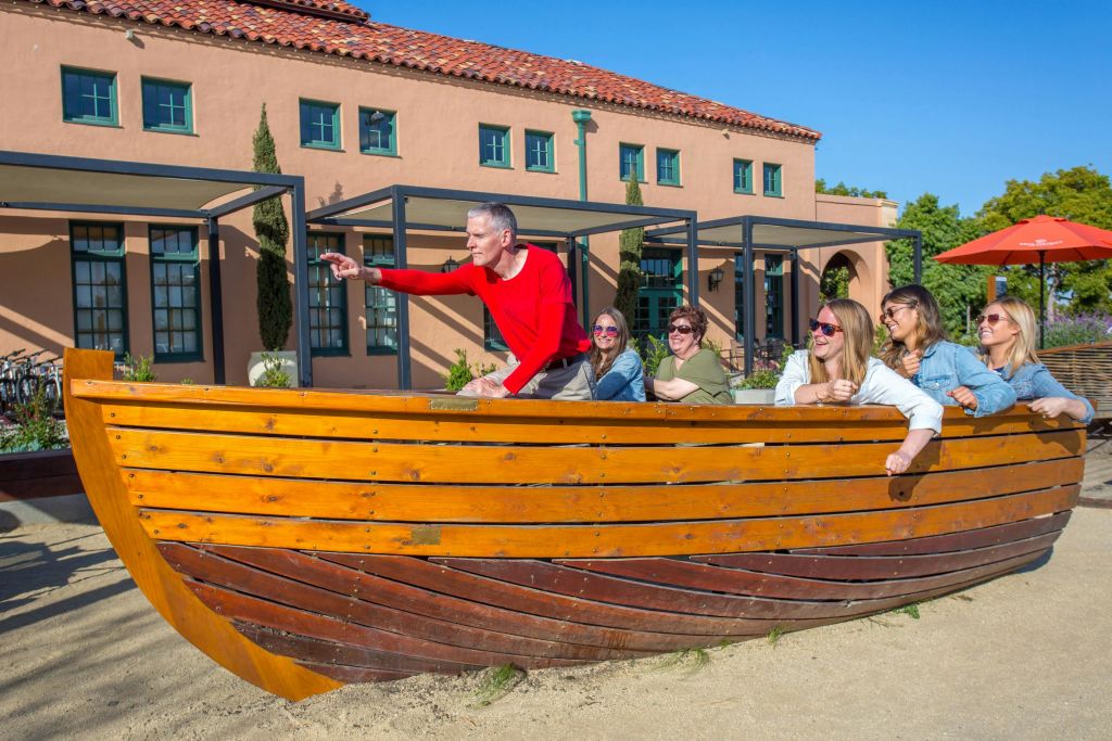 USS 브레이브 아트 피스 (USS Brave art piece) 는 샌디에이고 워크스 (San Diego Walks) 와 함께하는 리버티 스테이션 투어