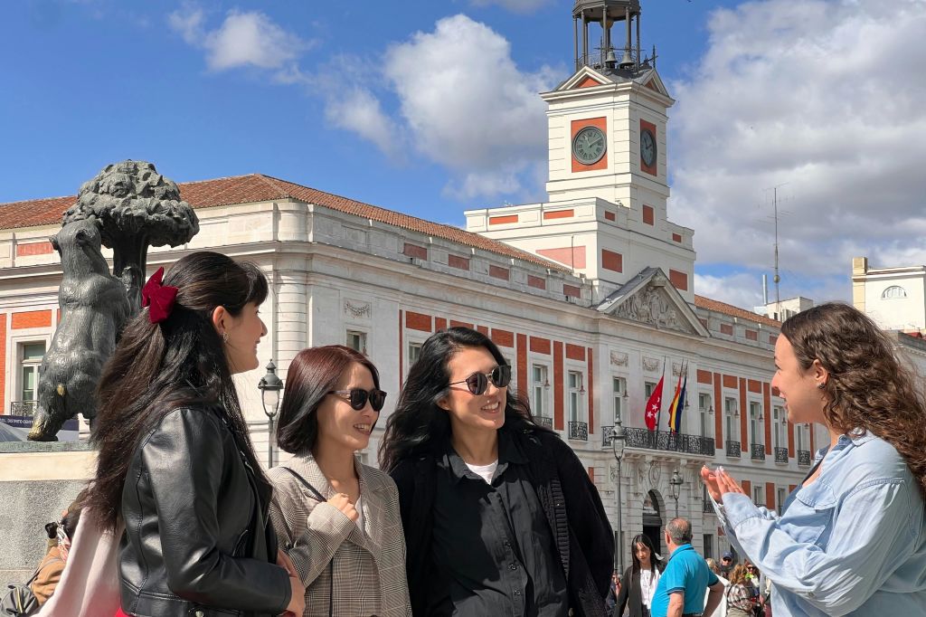 그룹과 함께 마드리드 거리를 거닐어보세요.