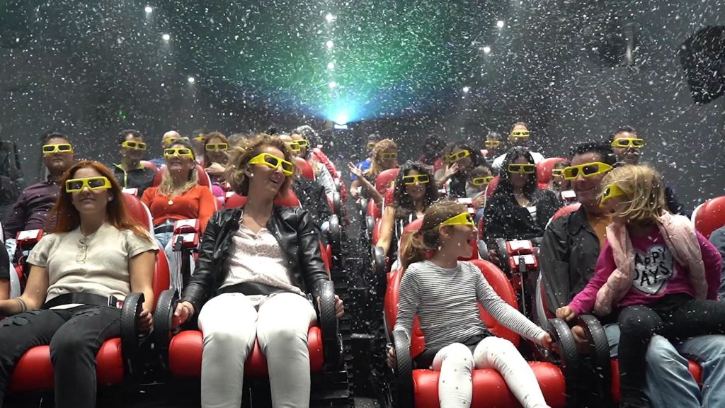 3D 안경을 착용한 사람들은 눈과 움직이는 좌석과 같은 효과가 있는 4D 시네마를 경험합니다.