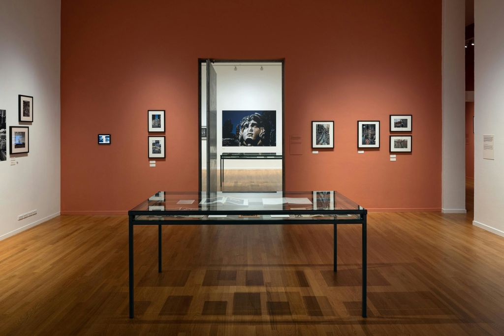 아라 귈러 전시회에서 촬영한 설치 사진