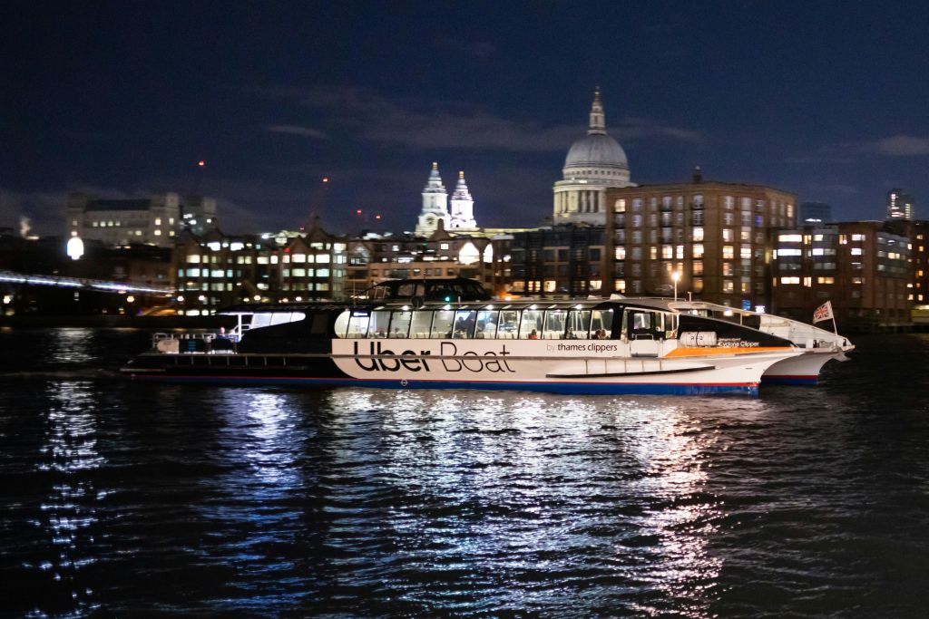 밤에 만나는 성 바울 성당