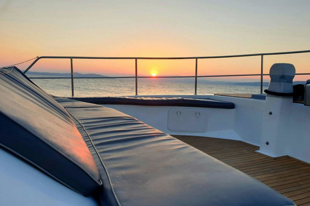 일찍 보트에 올라 항해하기에 가장 좋은 장소를 선택하세요.