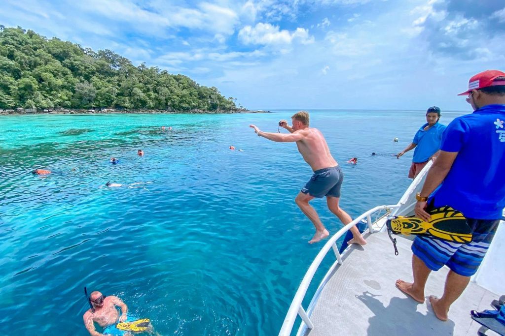 바다 속 파라다이스에서 스노클링 즐기기