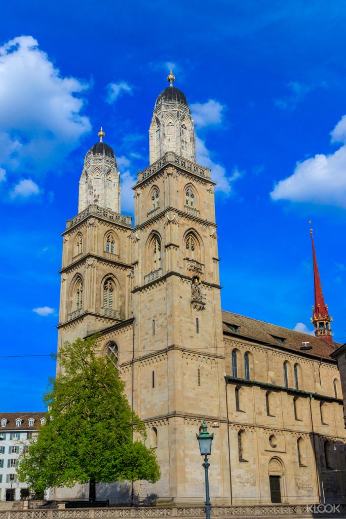 그로스뮌스터(Grossmünster)는 스위스 취리히 구시가지에 있는 쌍둥이 탑의 로마네스크 양식의 교회입니다. 이곳은 도시의 가장 유명한 랜드마크 중 하나이자 인기 있는 관광지입니다.