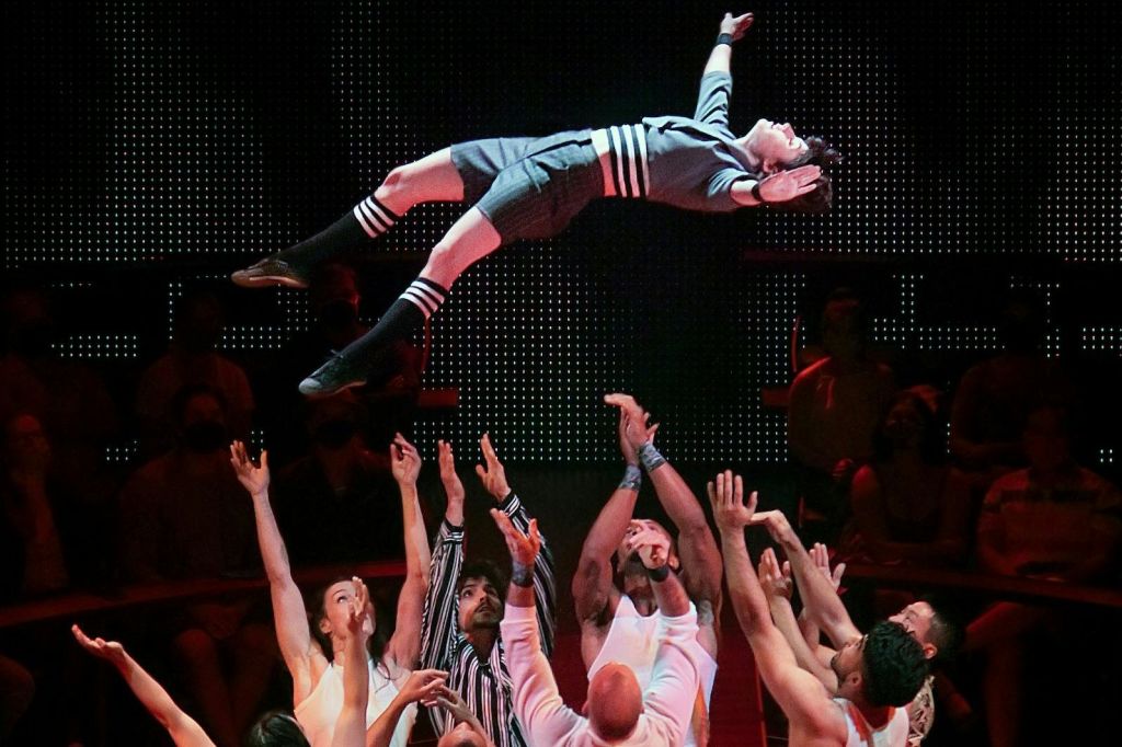 "친애하는 샌프란시스코" 의 출연진이 곡예사를 공중에 던집니다.