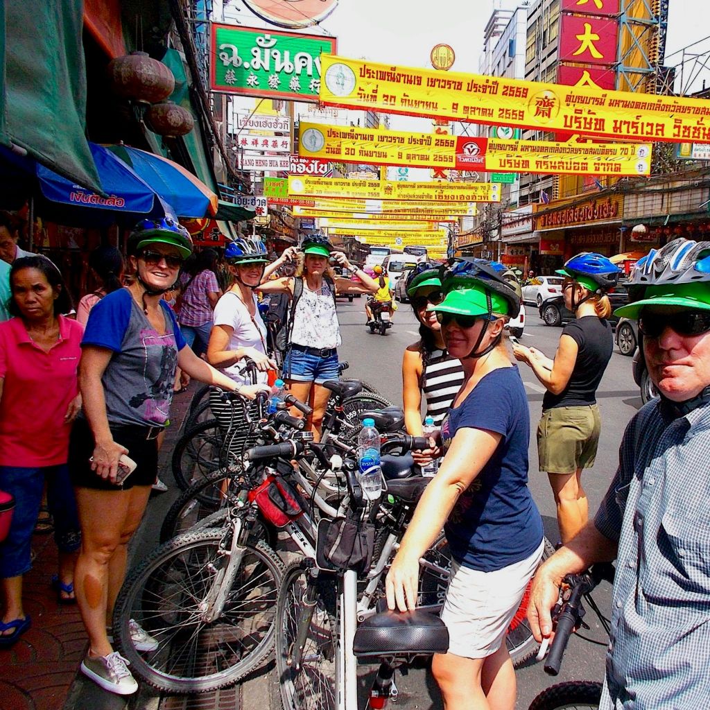 드래곤에 들어가서 거리 시장의 활기찬 분위기에 흠뻑 빠져보세요. 그곳에서 거의 모든 것을 찾을 수 있다고 합니다.