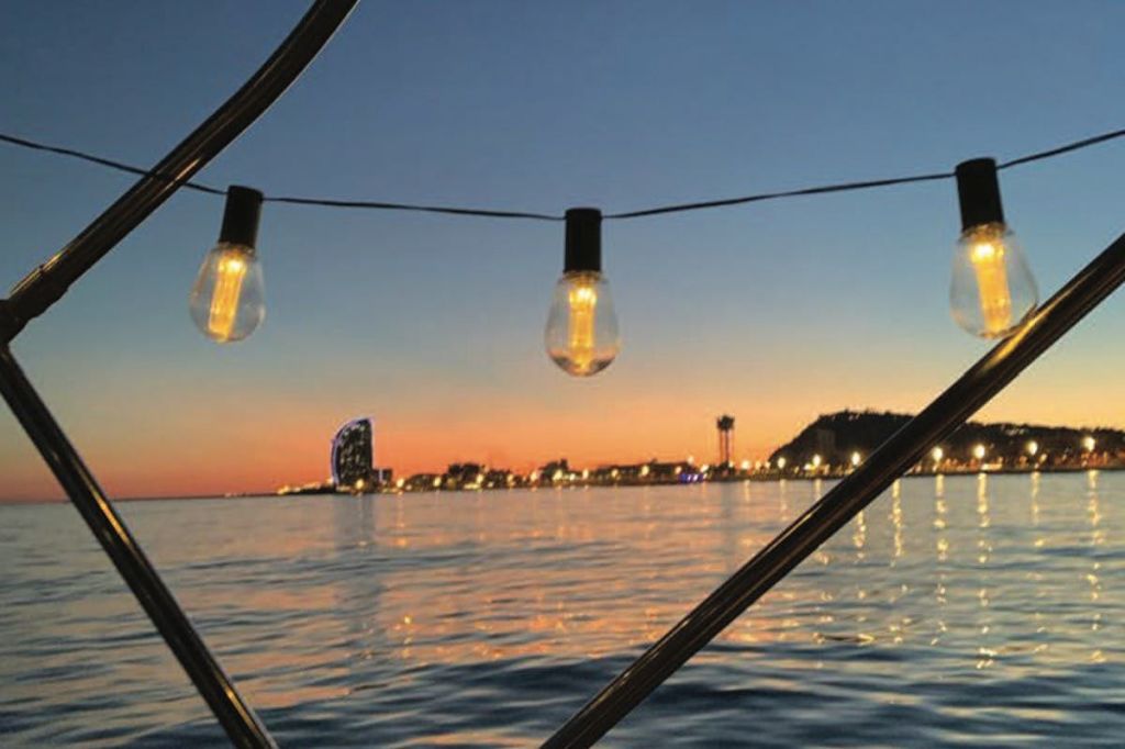 바르셀로나 해안에서 감상하는 석양