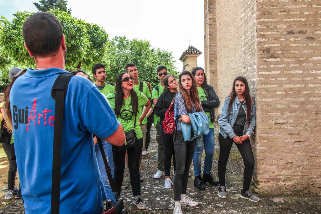 가이드 투어를 즐기는 사람들의 그룹