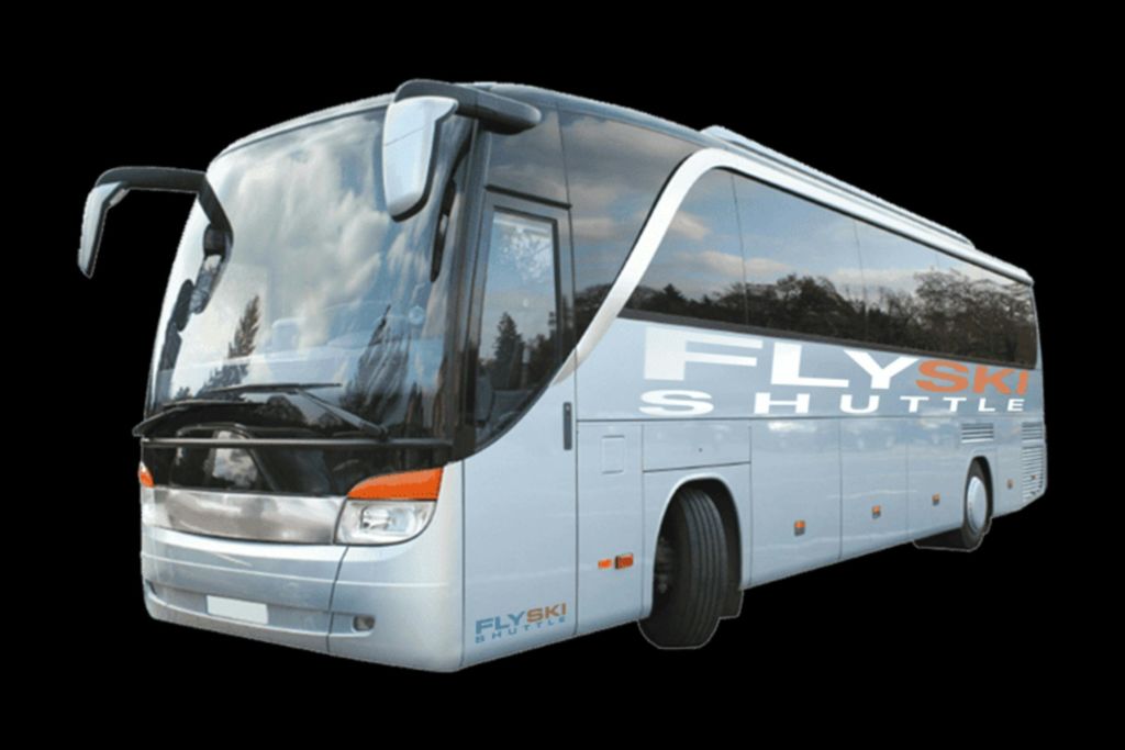 검은색 배경에 "FLY SKI SHUTTLE" 이라는 문구가 있는 현대적인 실버 버스입니다.