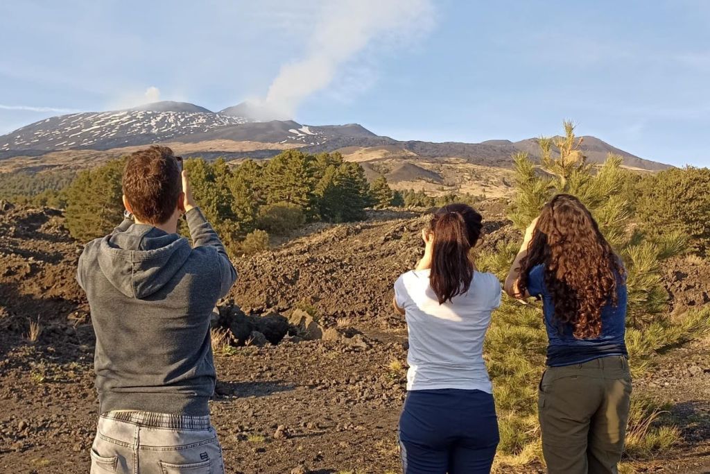 친구들과 화산 사진 찍기